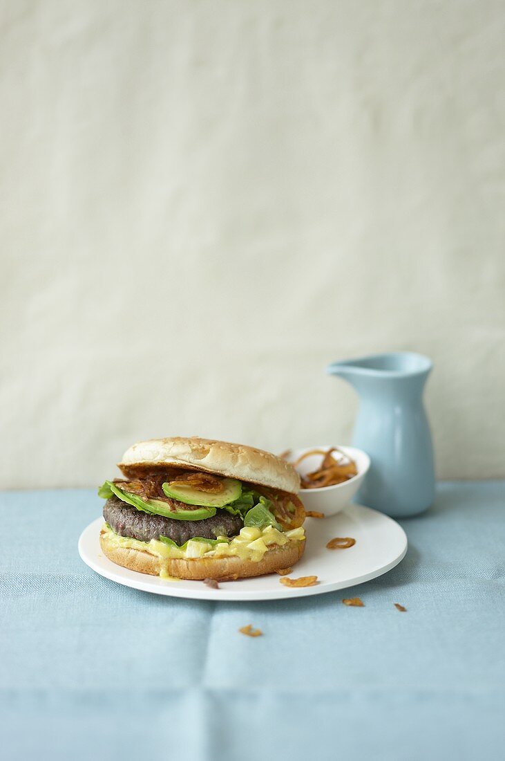 Beefburger mit Senfsauce, Röstzwiebeln und Avocado