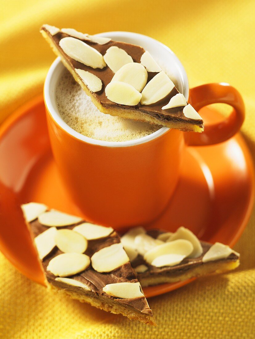 Schokoladen-Mandel-Toffee-Riegel zum Kaffee