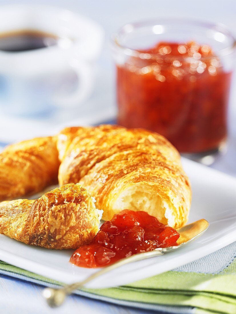 Croissant mit Orangen-Erdbeer-Marmelade – Bilder kaufen – 801658 StockFood