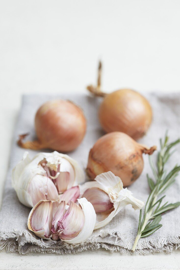 Zwiebel, Knoblauch, Rosmarin