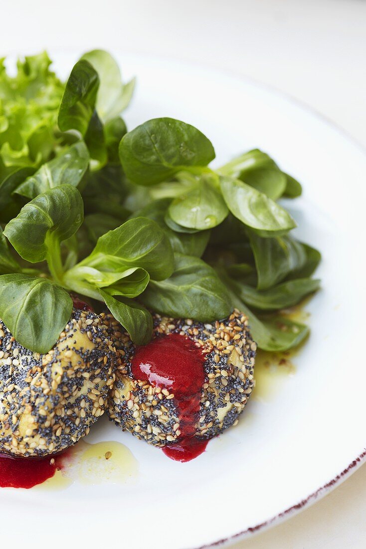 Green salad with sesame-poppy seed cheese