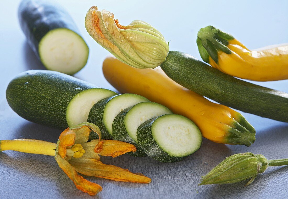 Gelbe und grüne Zucchini mit Blüten