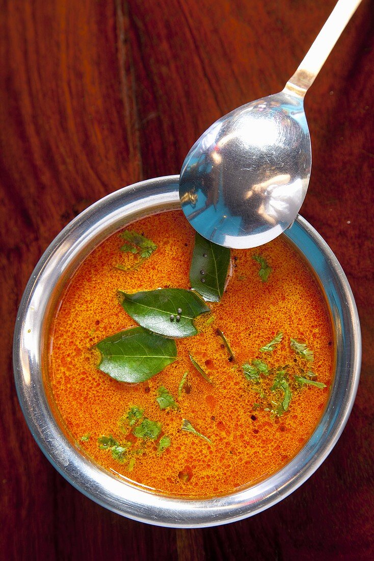 Tomatencremesuppe mit Spinat und Pilzen (Indien)