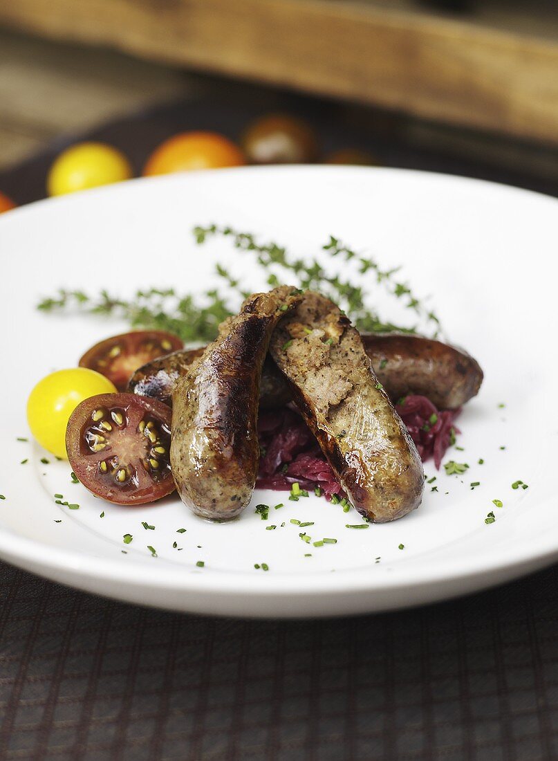 Bratwürstchen mit Rotkohl und Tomaten