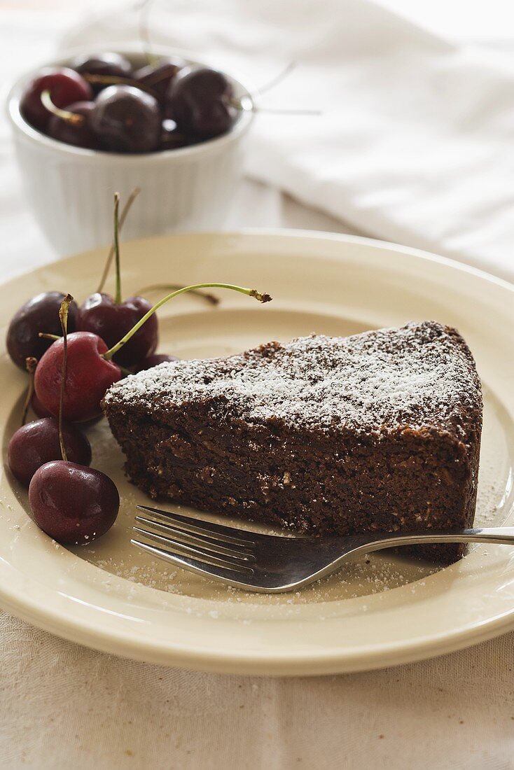 Ein Stück Schokoladenkuchen mit Kirschen