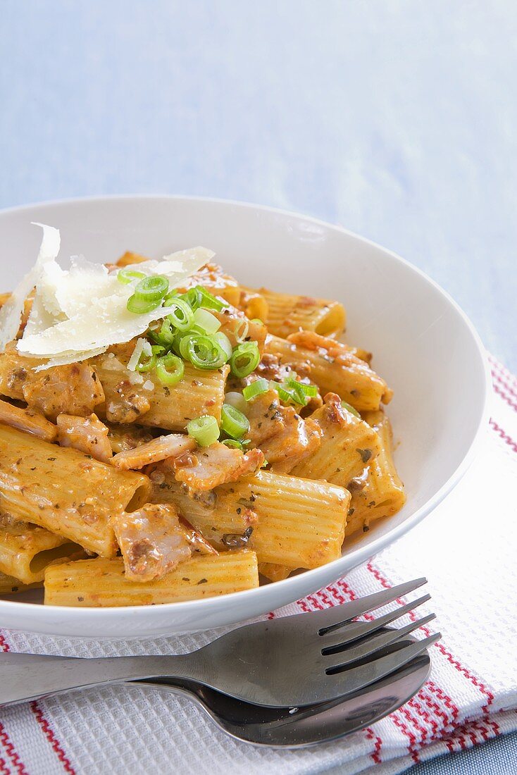 Rigatoni with ham and spring onions