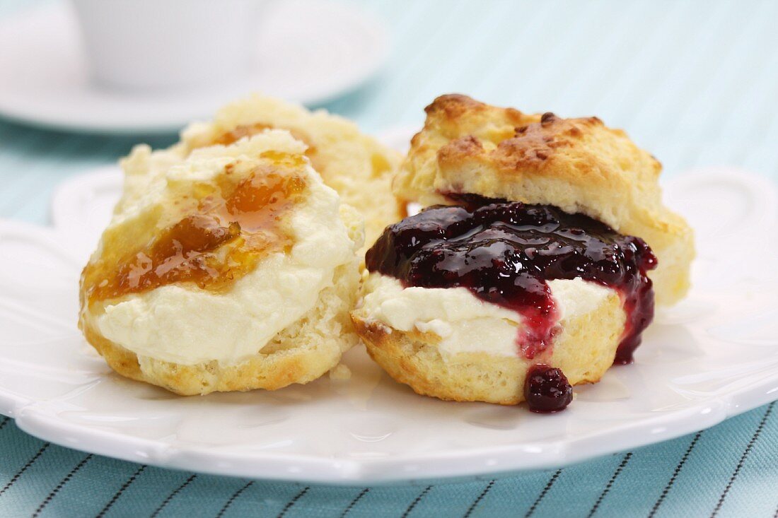 Scones mit Sahne und Marmelade