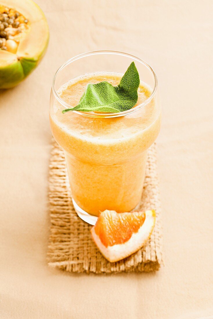 Grapefruit-Papaya-Drink mit Salbei