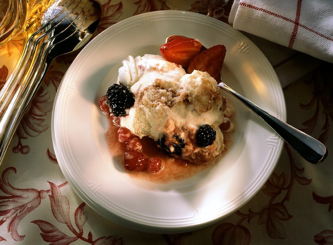 Trifle mit frischen Beeren