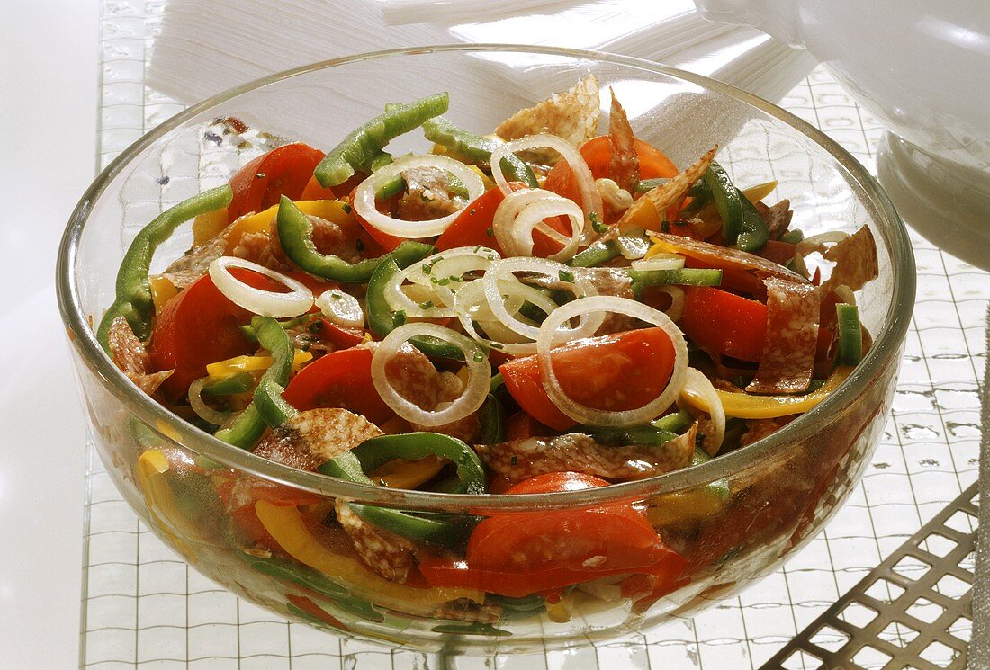 Ungarischer Salat mit Salami – Bilder kaufen – 820 StockFood
