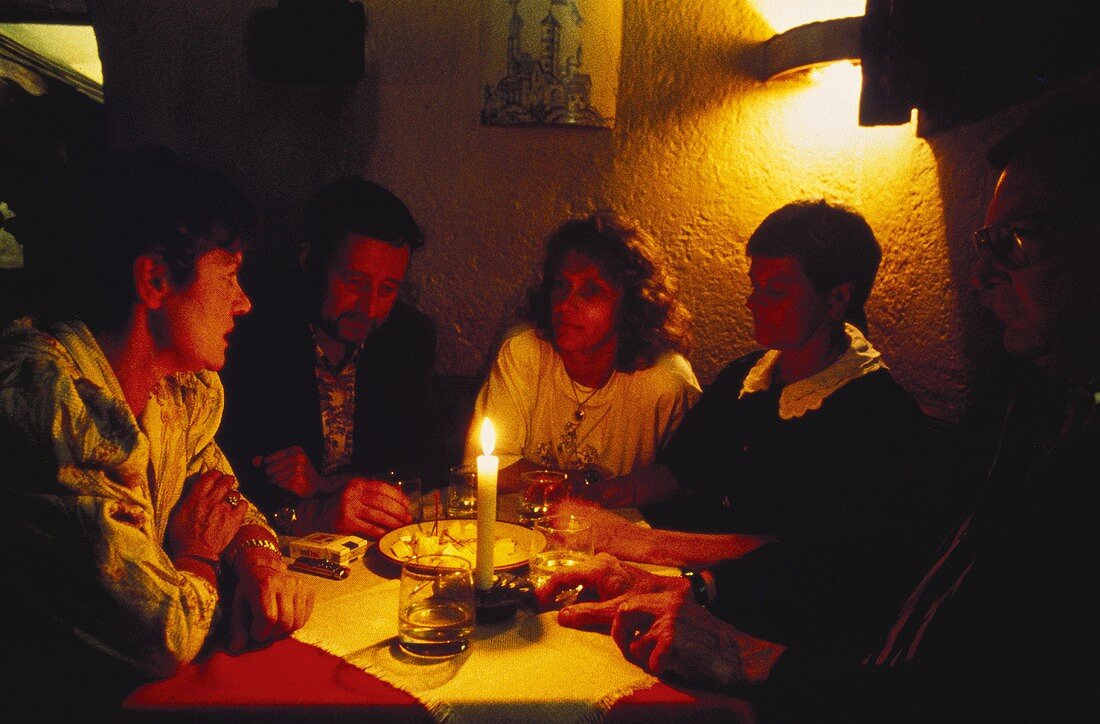 Szene in fränkischer Weinstube bei Kerzenlicht
