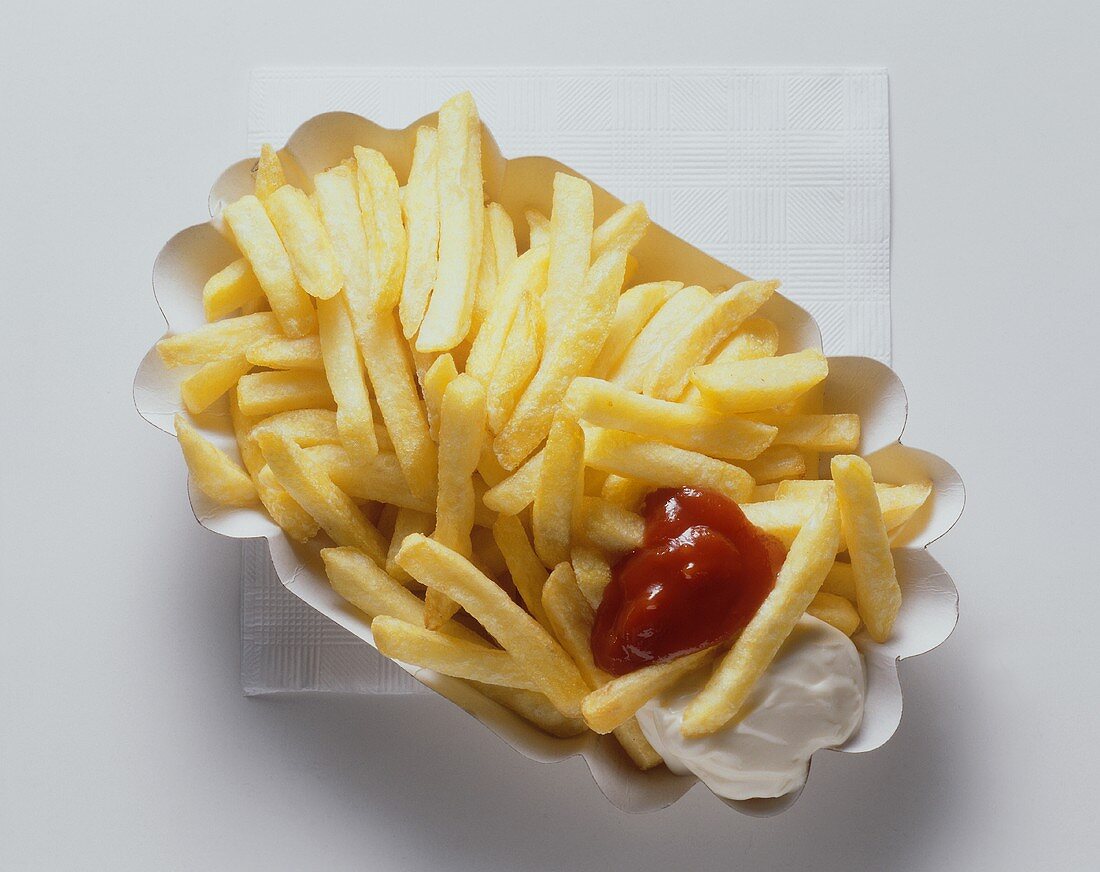 Pommes frites in der Pappschale