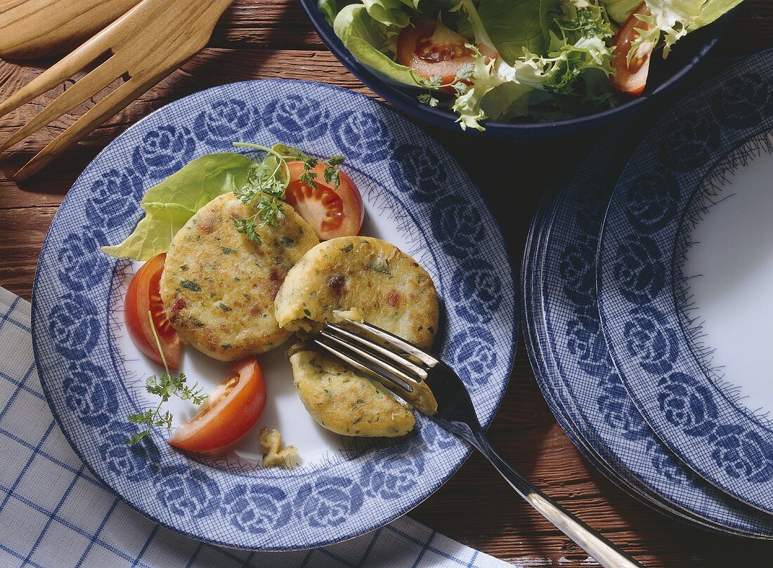 Kartoffeltaler mit kleinem Salat