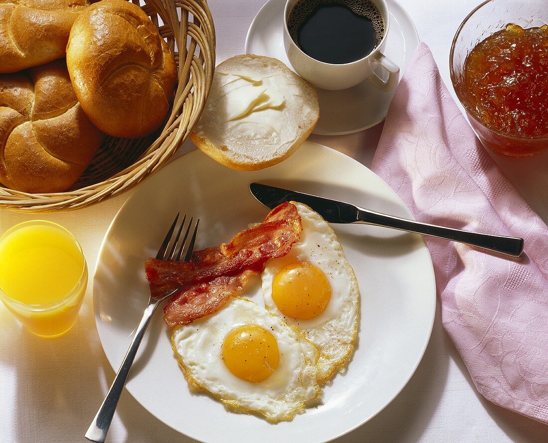 Frühstück mit Bacon & Eggs