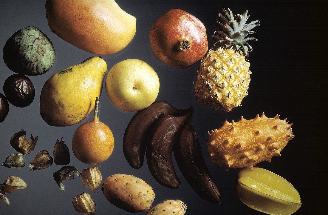 Stillleben mit verschiedenen exotischen Früchten