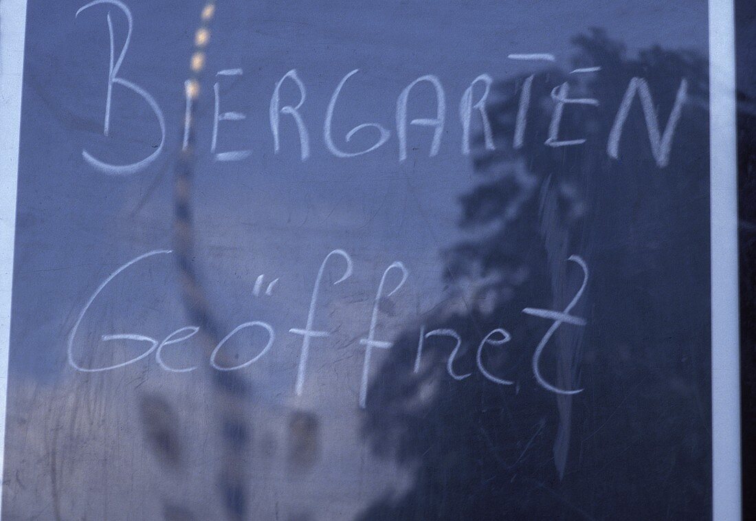 Schrift; Biergarten geöffnet