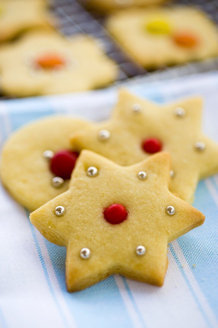Round and star-shaped biscuits