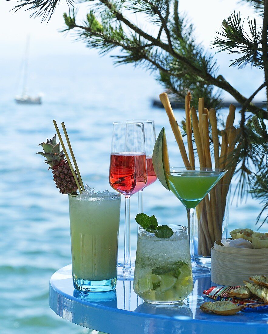 Verschiedene Cocktails vor mediterraner Kulisse