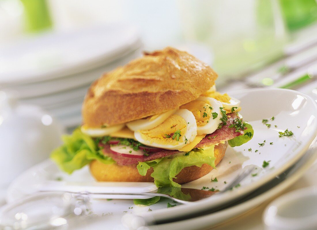 Sandwich mit Pastrami und hartgekochten Eiern