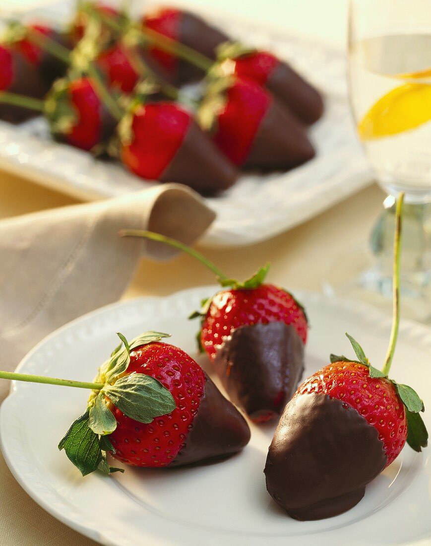 Frische Erdbeeren mit Schokoladenglasur