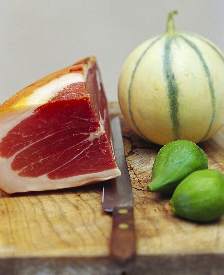 Raw ham, melon and figs