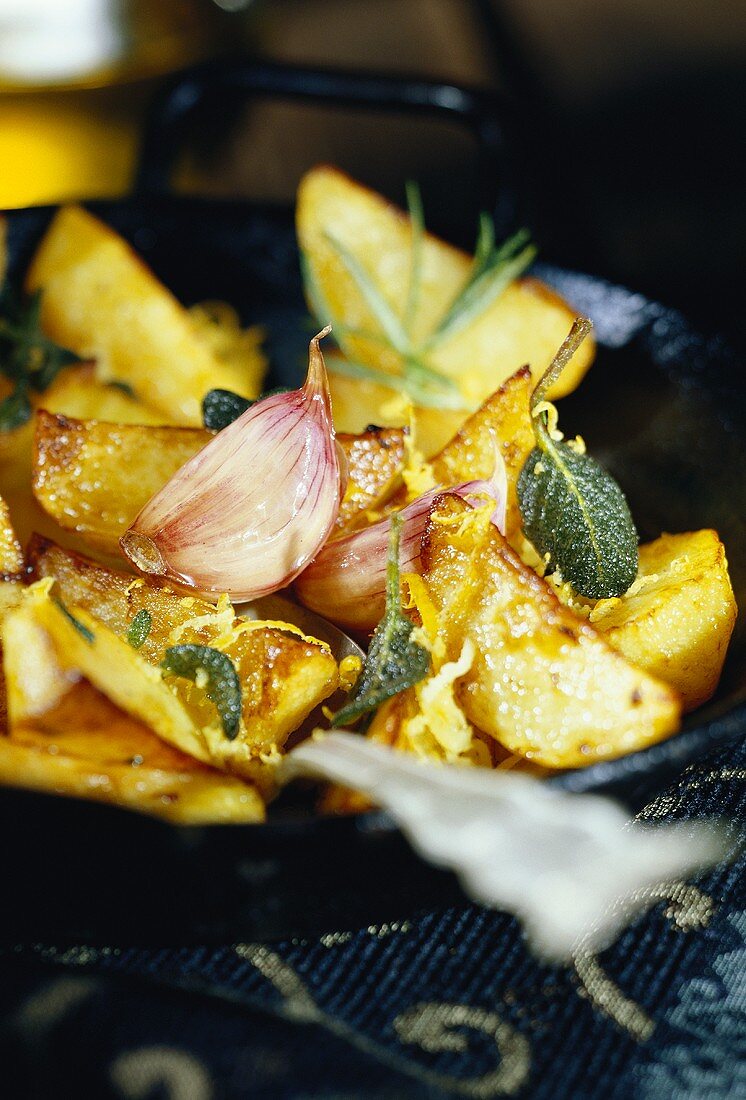 Patate alla senese (Bratkartoffeln mit Kräutern & Knoblauch)