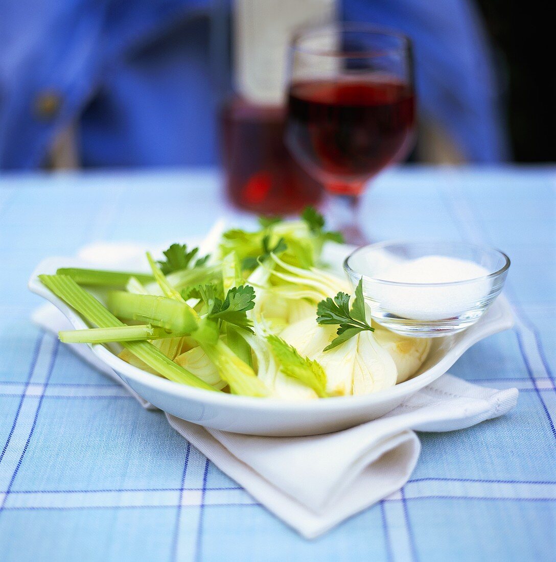 Fenchel und Staudensellerie mit Dip; Rotwein