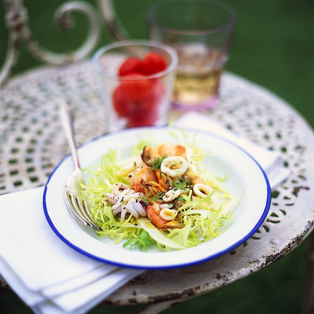 Frizzy endive with seafood