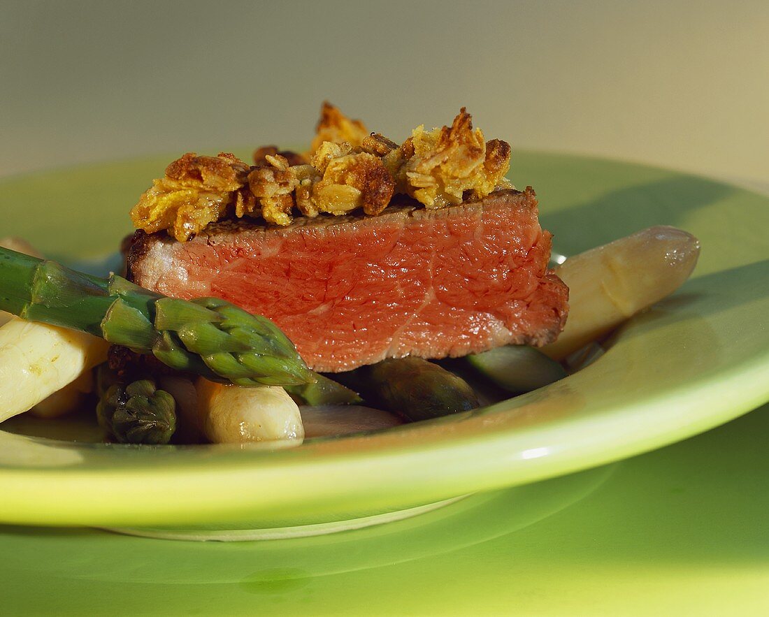 Rinderfilet mit Müslikruste und gebratenem Spargel