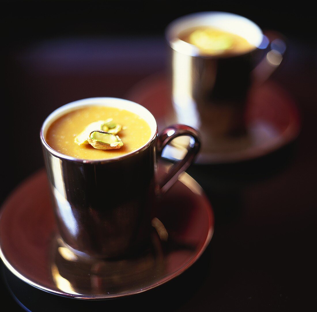 Kaffeecreme mit Pistazien in Mokkatassen