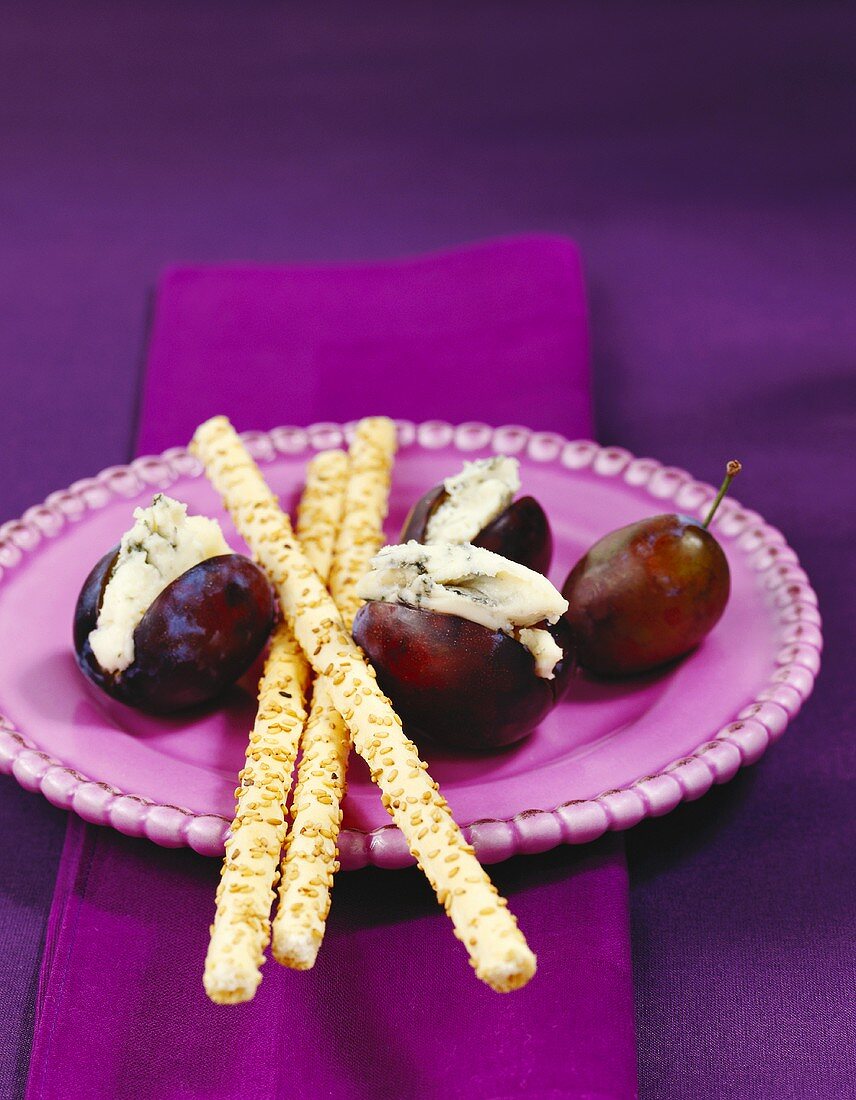 Plums stuffed with gorgonzola; grissini