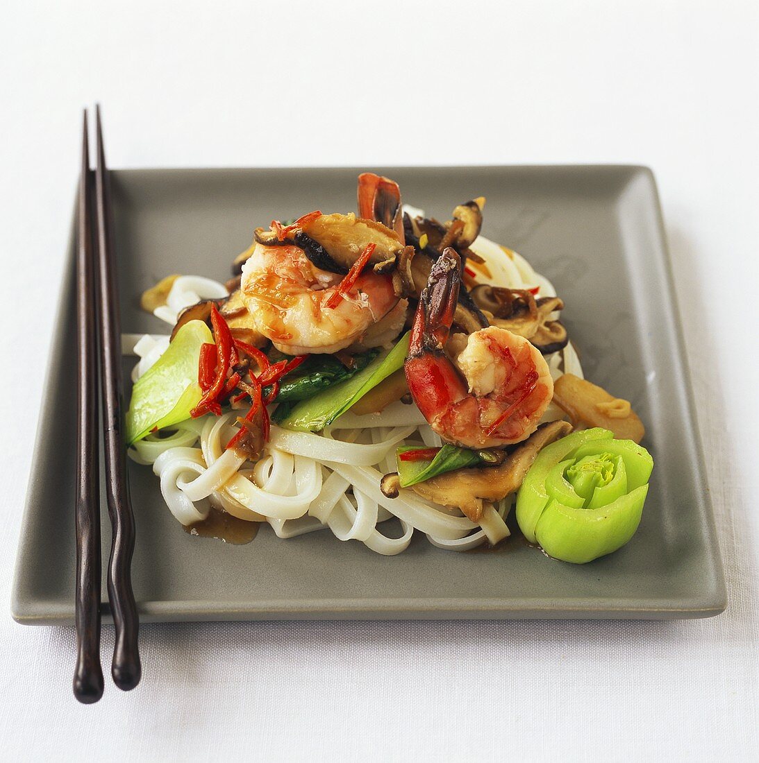 Rice noodles with shrimps, pak choi and water chestnuts