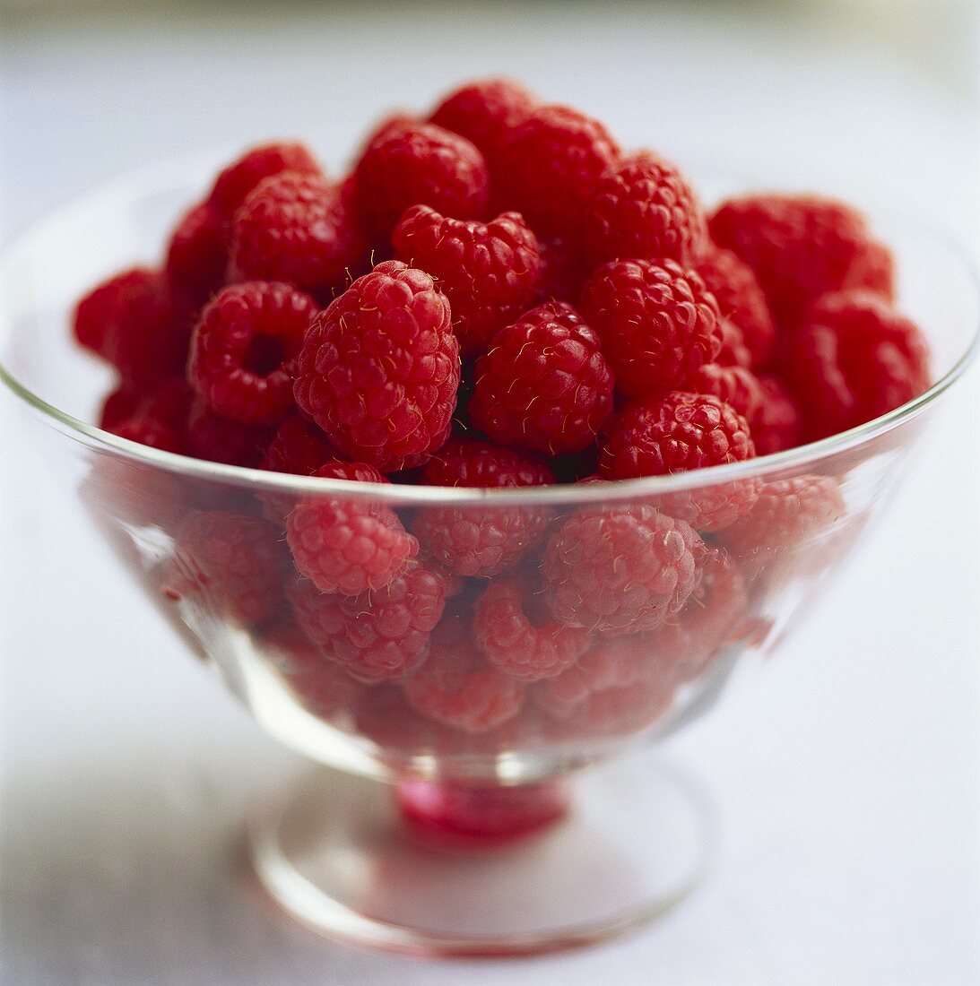 Frische Himbeeren in Glasschale