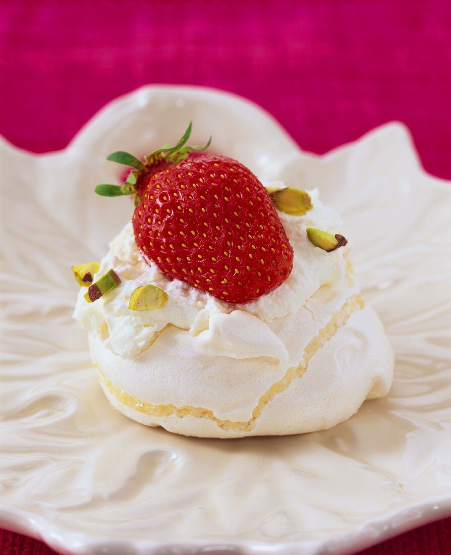 Meringue with strawberry and pistachios