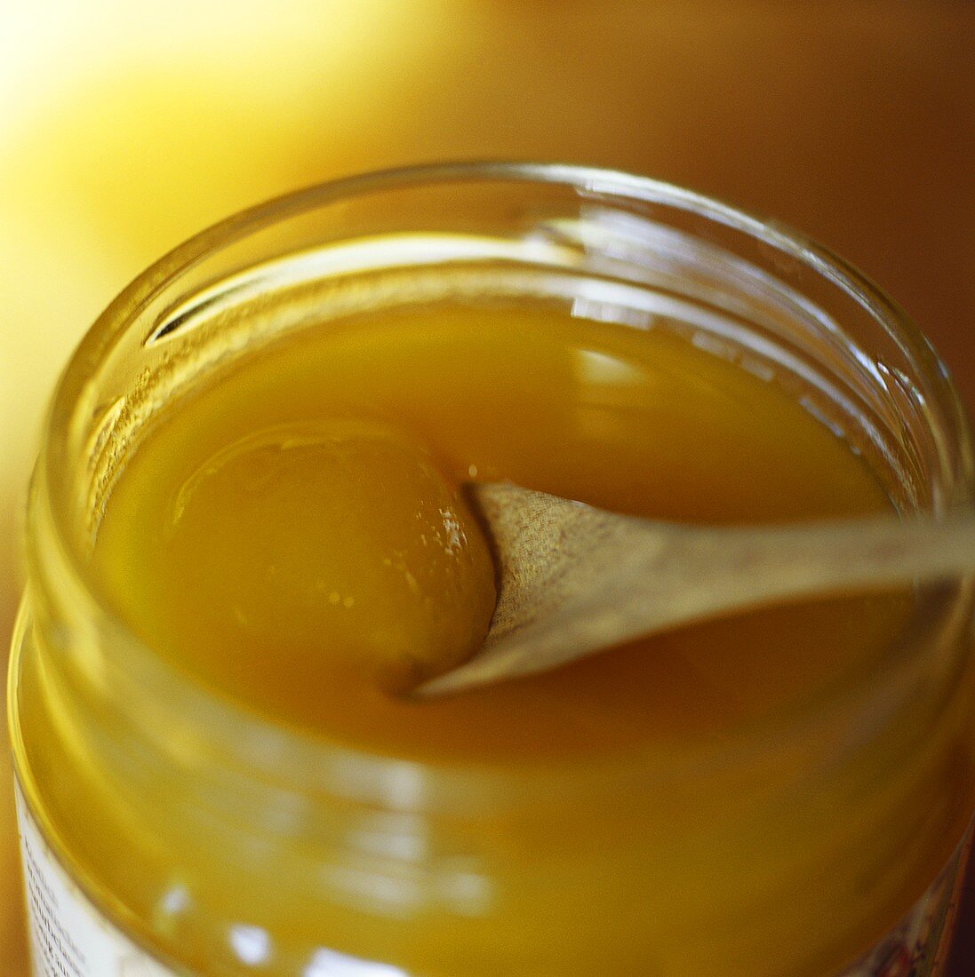Honig im Glas mit Holzlöffel