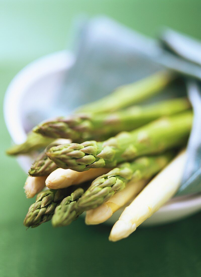 Grüner und weisser Spargel in Schale