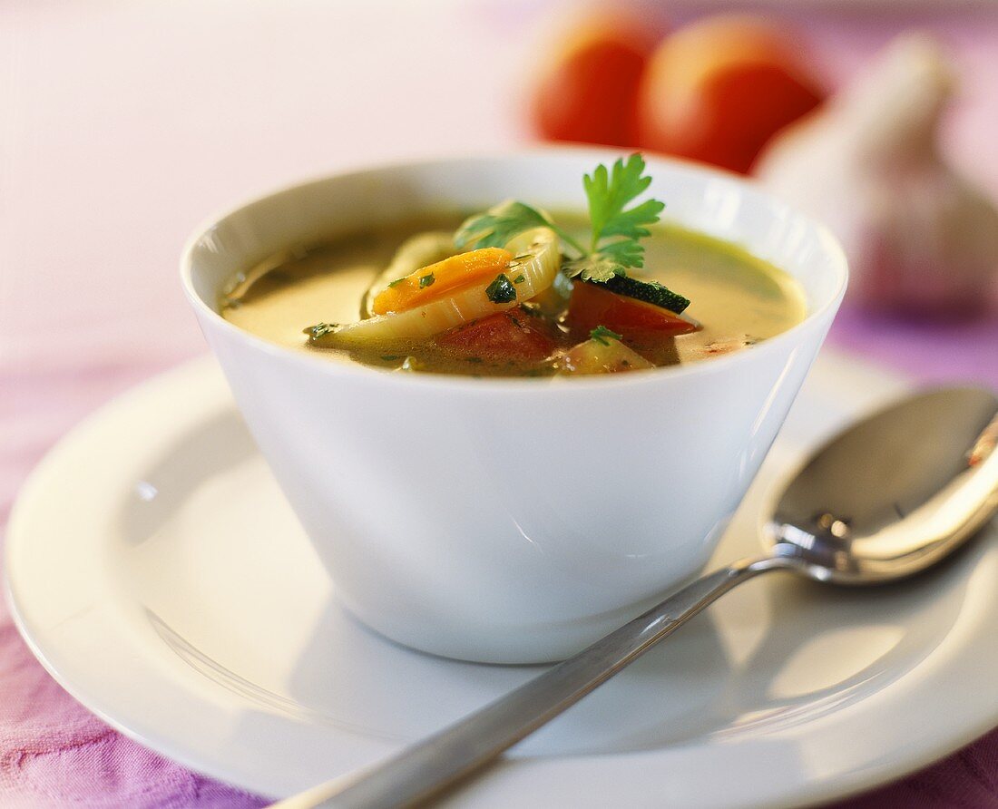 Gemüsesuppe mit Möhren und Fenchel