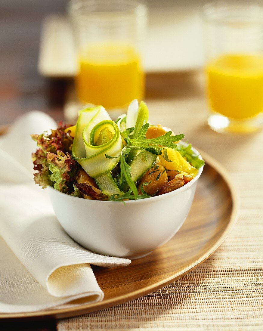 Pikanter Hühnersalat zum Brunch; Orangensaft