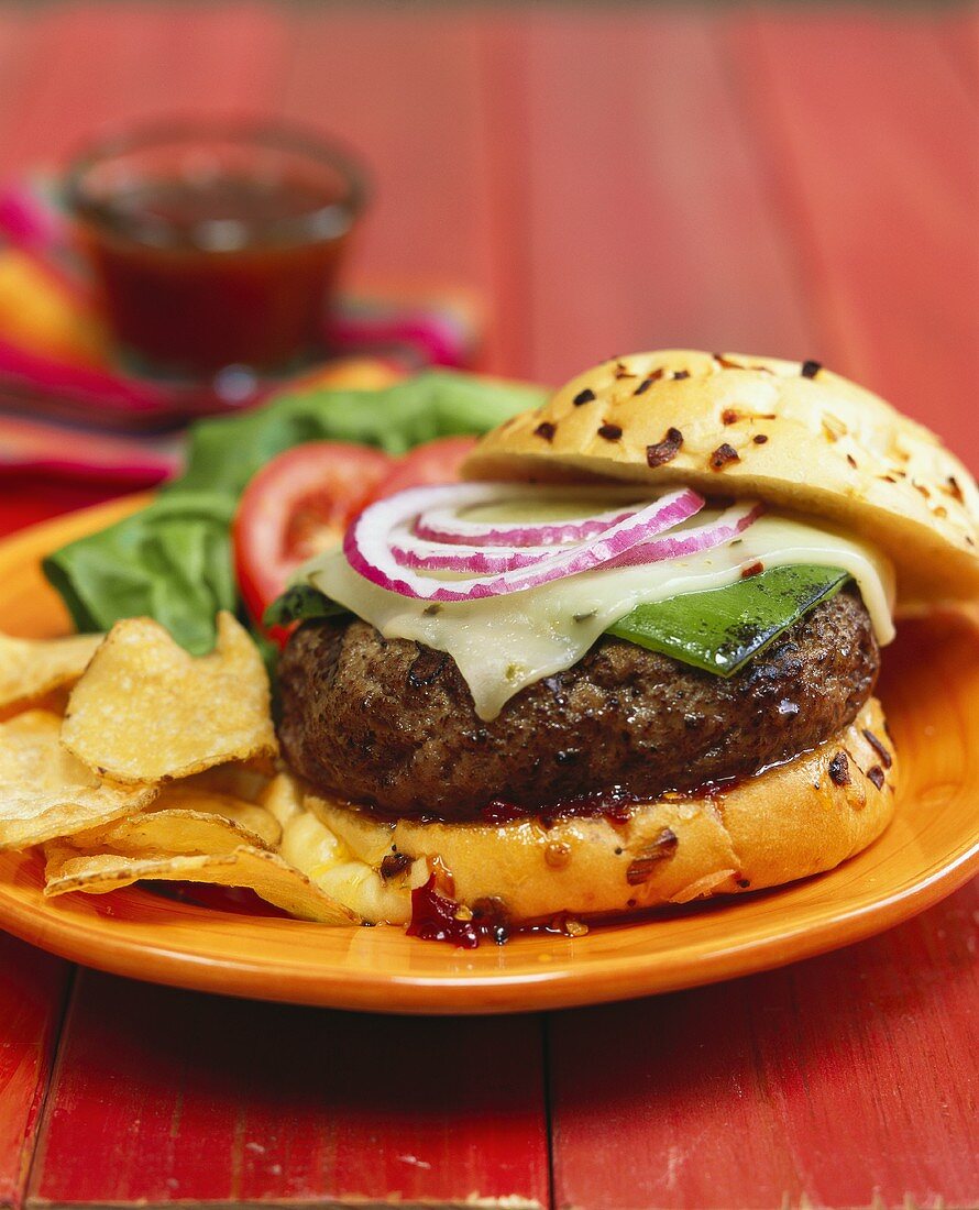 Cheeseburger mit Paprika, Zwiebeln und Chips