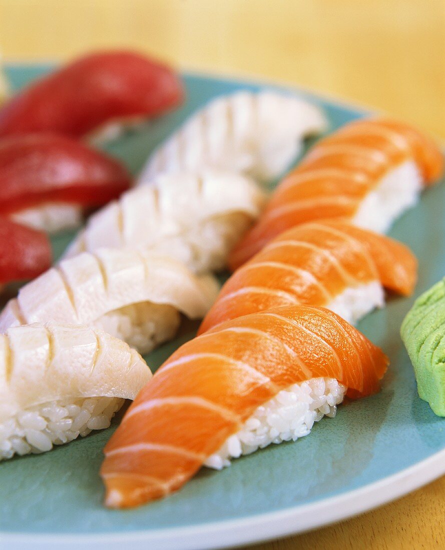 Verschiedene Nigiri-Sushi auf blauem Teller