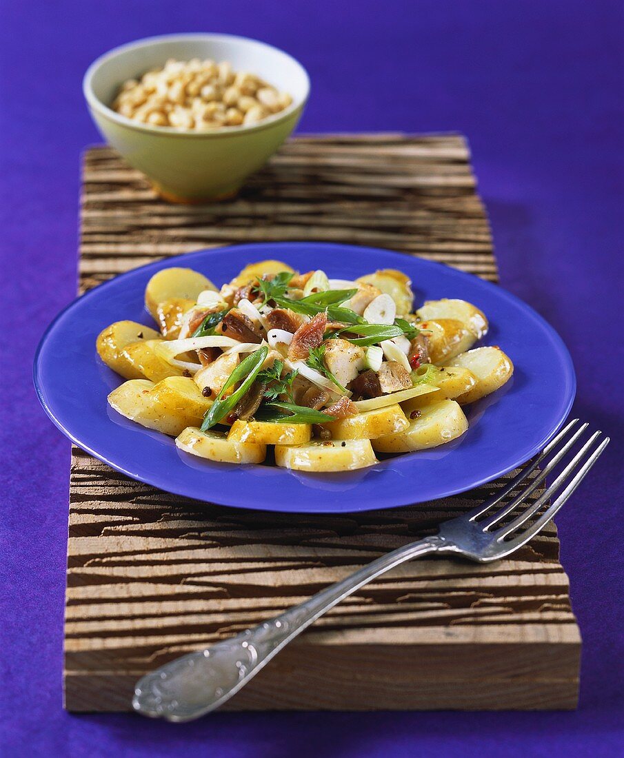 Kartoffelsalat mit Hähnchen und Sardellen