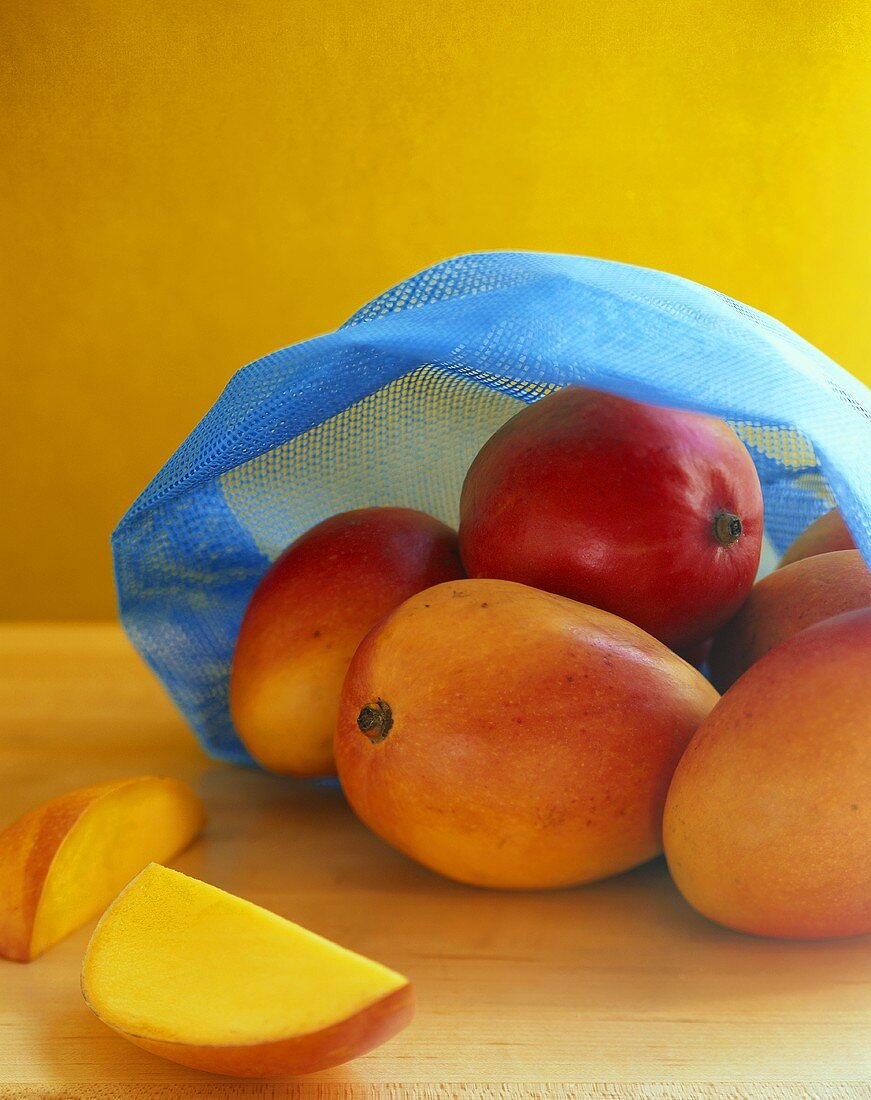 Frische Mangos im blauen Netz