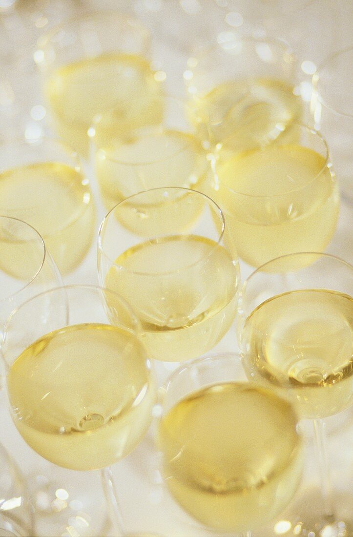 Several white wine glasses (close-up)