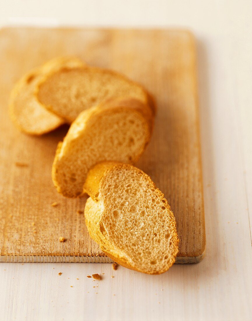 Weissbrotscheiben auf Holzbrett