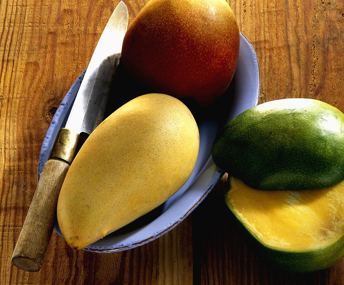 Mangos (Mangifera indica), ganz und angeschnitten