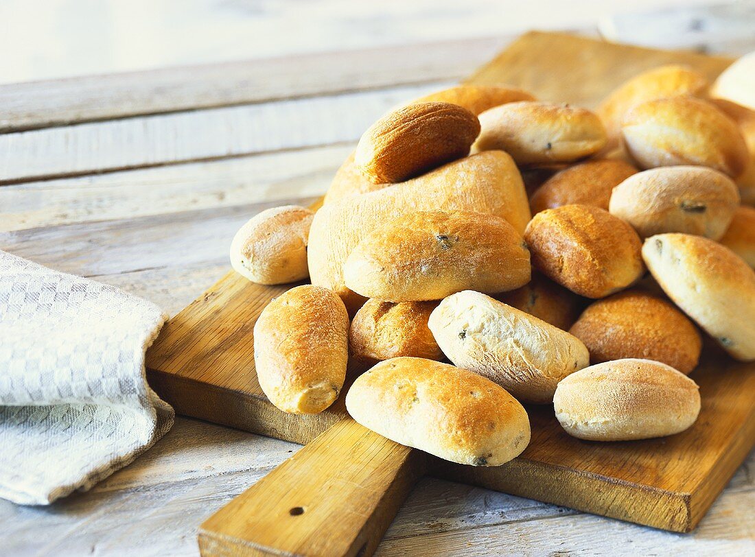 Pizzabrötchen auf Holzschneidebrett