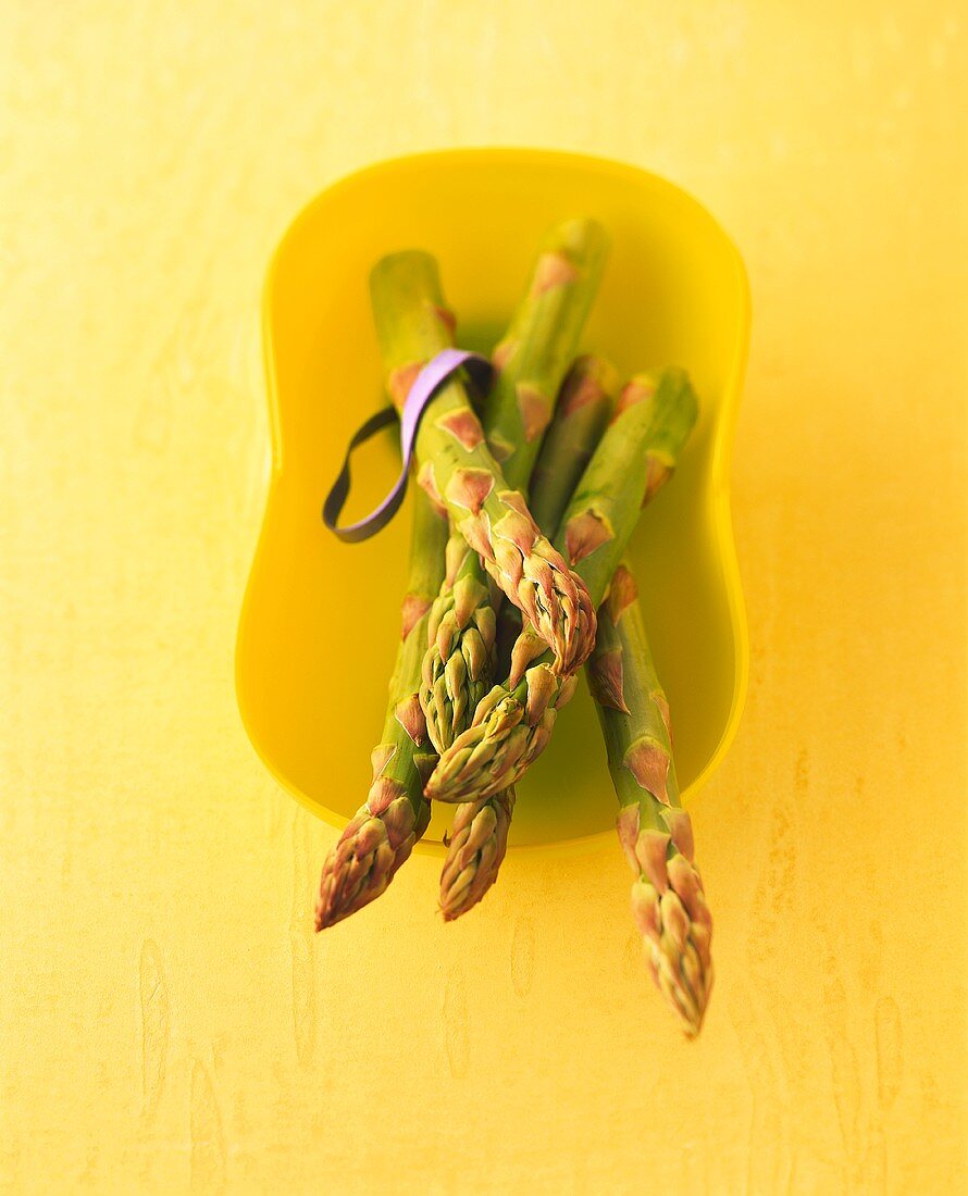 Grüner Spargel in Schale mit Gummiband