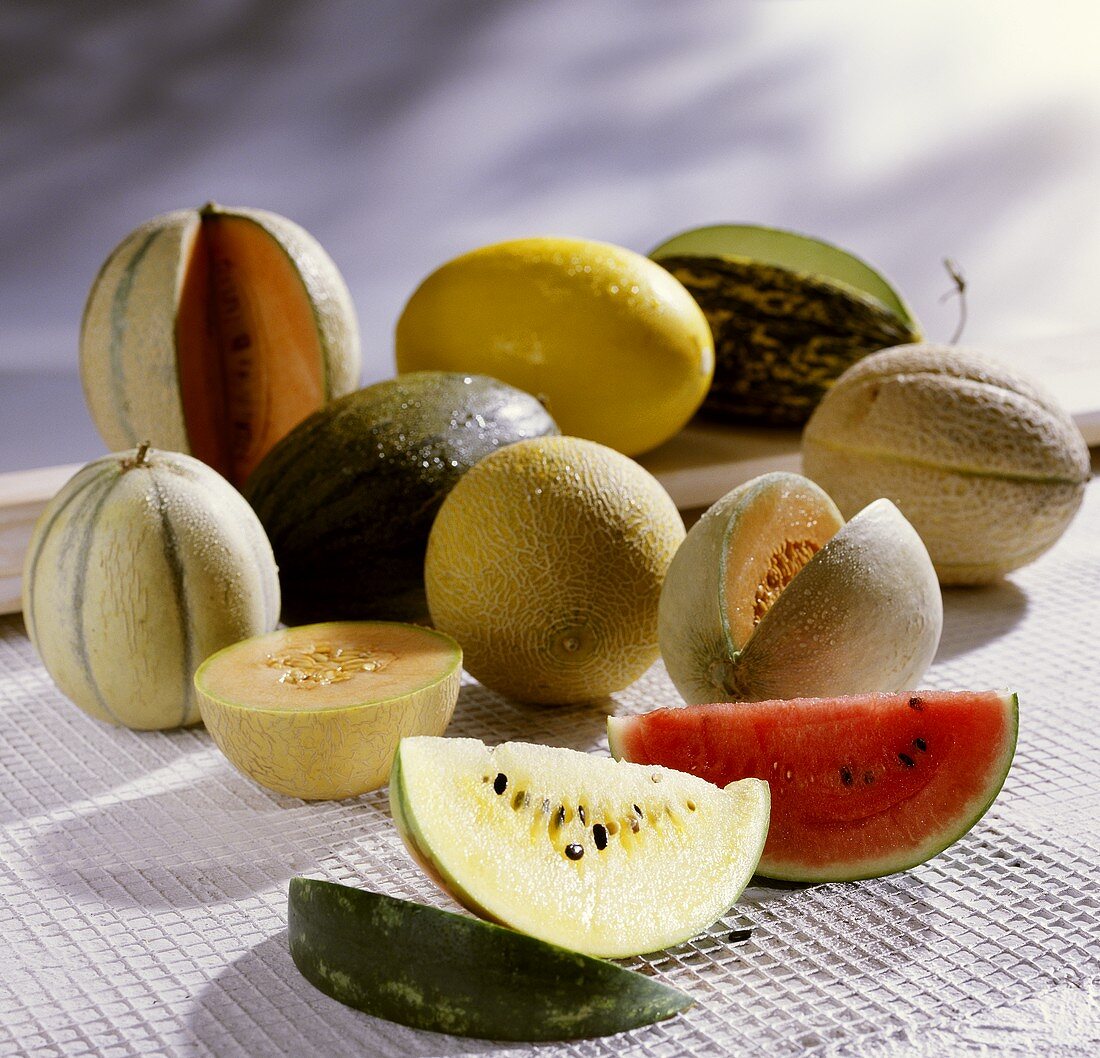 Verschiedene Zuckermelonen und Wassermelonen