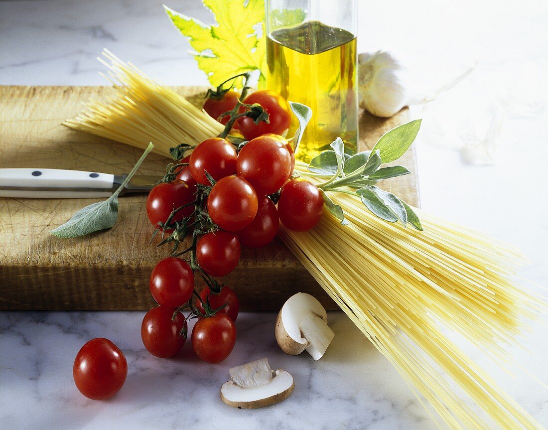 Spaghetti, Kirschtomaten, Knoblauch, Olivenöl und Kräuter