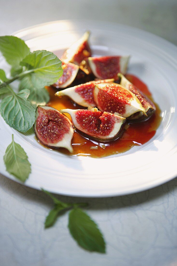 Figs in honey sauce